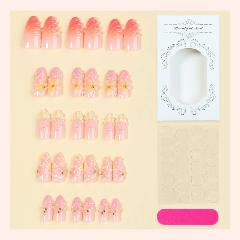 Kreatives Kunstnagelset mit zarten Blüten- und Dekorationselementen Karnz