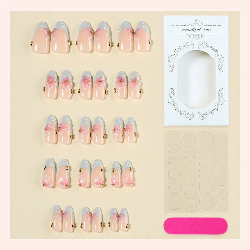 Kreatives Kunstnagelset mit zarten Blüten-Design und Glitzerakzenten Karnz
