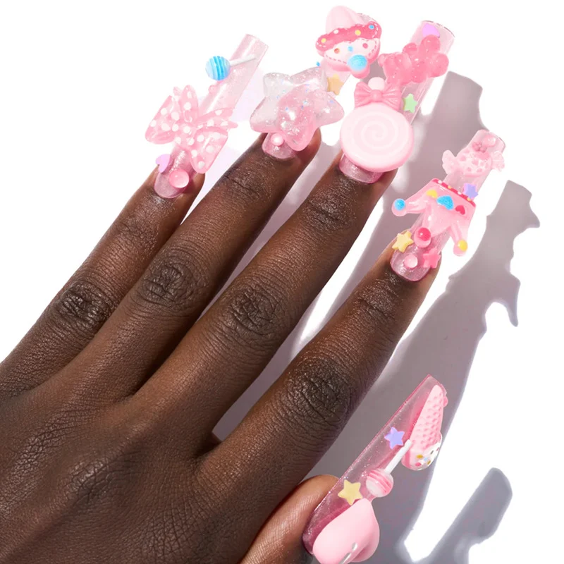 Kreatives Kunstnagelset mit verspielten Motiven und Glitzerakzenten Karnz
