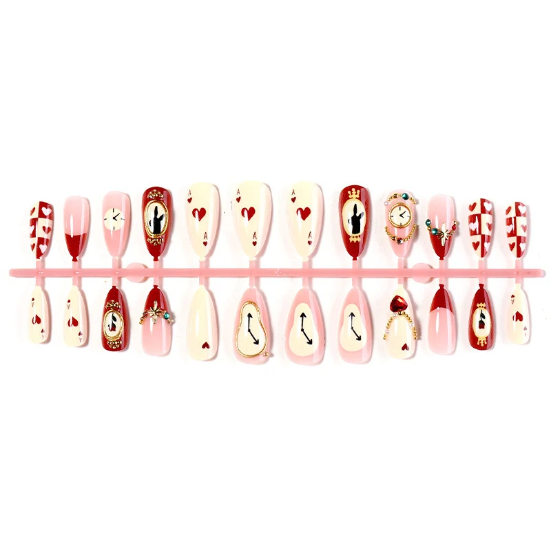 Kreatives Kunstnagelset mit verspielten Herz- und Uhrenmotiven Karnz