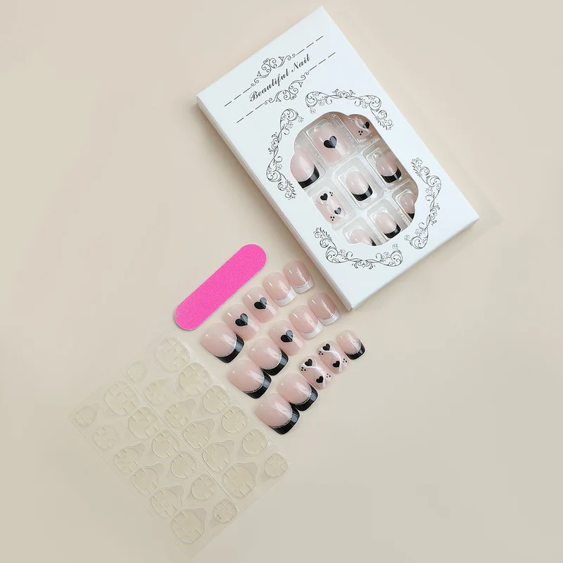 Kreatives Kunstnagelset mit süßem Herzdesign Karnz