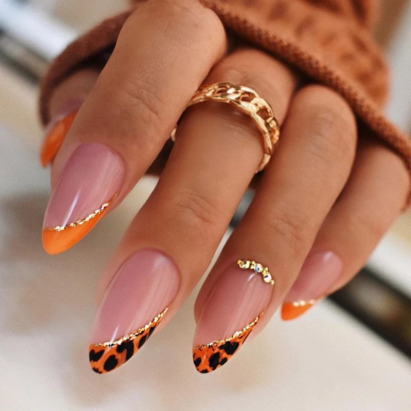 Kreatives Kunstnagelset mit Leopardenmuster und Glitzerakzenten Karnz