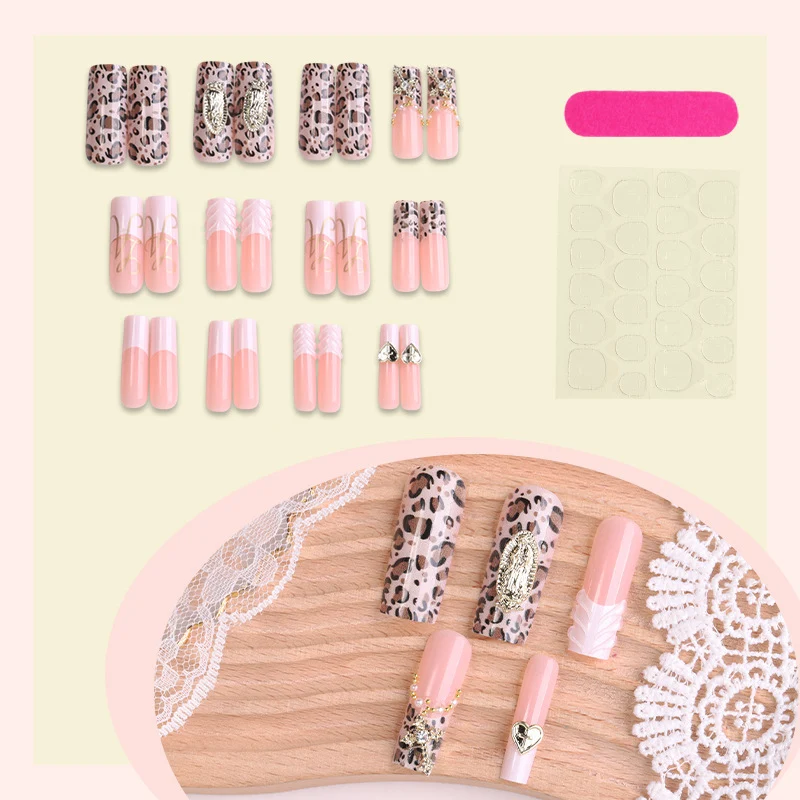 Kreatives Kunstnagelset mit Leopardendesign und eleganten Verzierungen Karnz