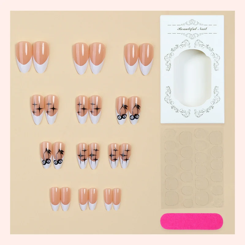 Kreatives Kunstnagelset mit handgezeichneten Motiven und French Tips Karnz