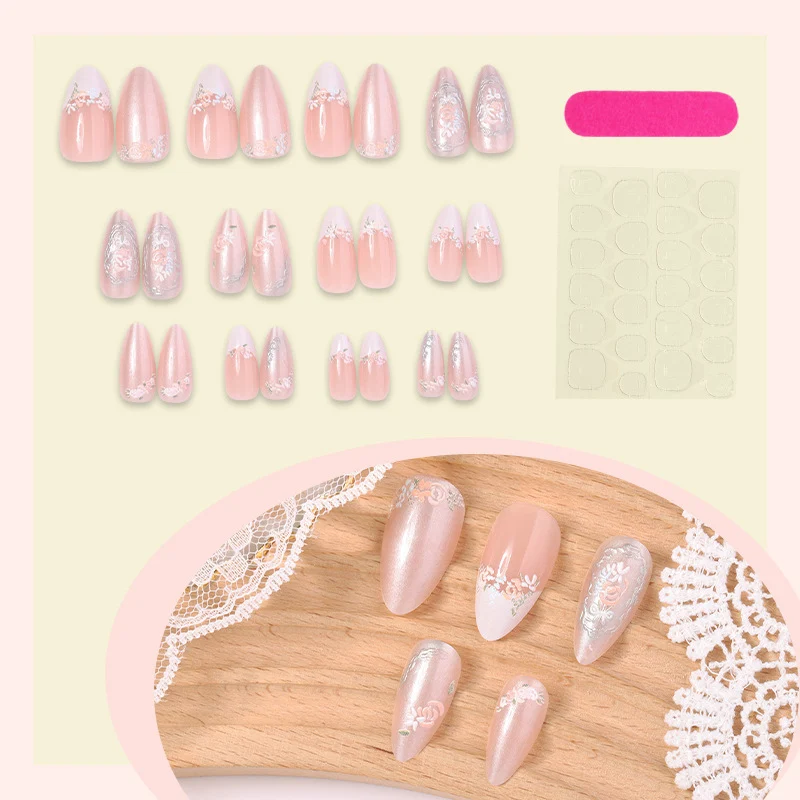 Kreatives Kunstnagelset mit floralen und glitzernden Verzierungen Karnz