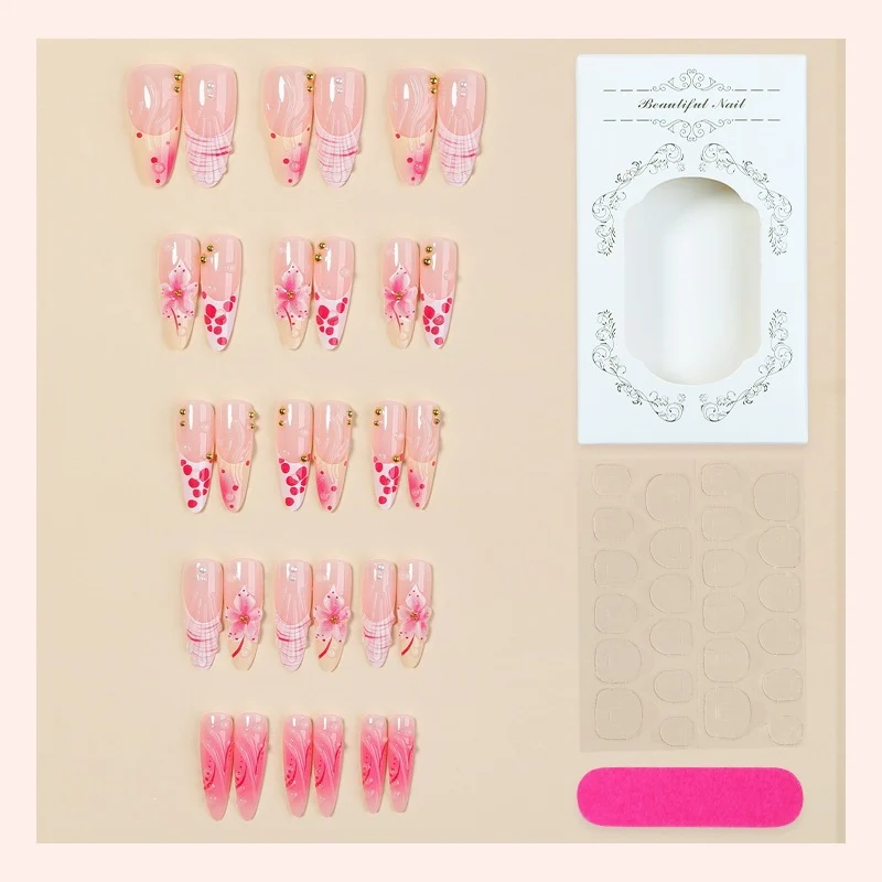 Kreatives Kunstnagelset mit floralen und glitzernden Akzenten Karnz