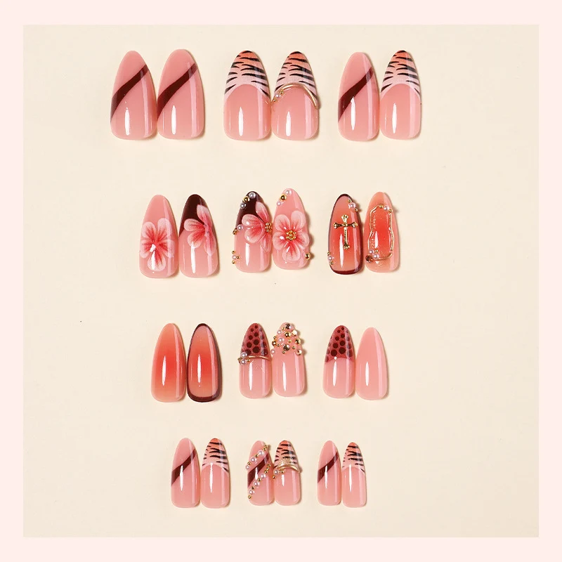 Kreatives Kunstnagelset mit floralen und glamourösen Akzenten Karnz