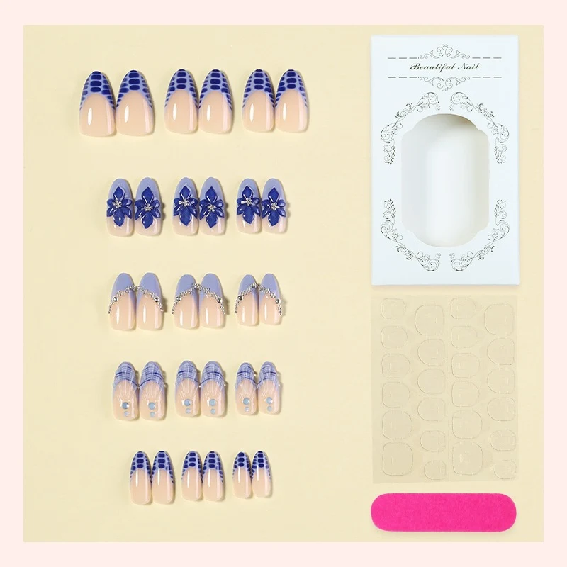 Kreatives Kunstnagelset mit floralen und geometrischen Akzenten Karnz