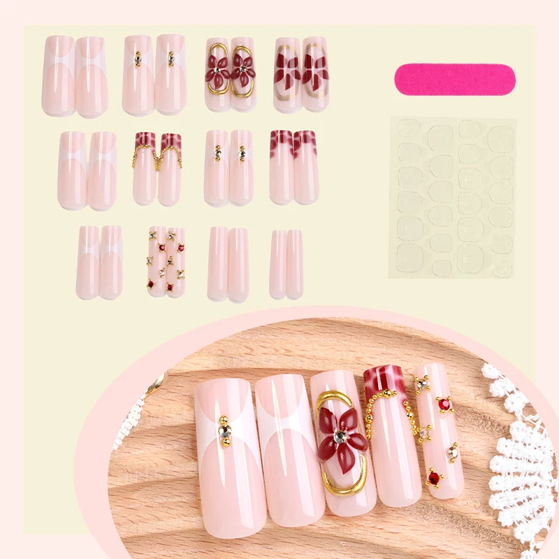 Kreatives Kunstnagelset mit floralen und eleganten Verzierungen Karnz