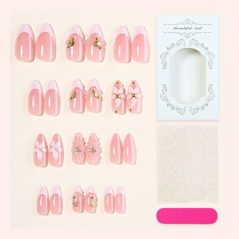 Kreatives Kunstnagelset mit floralen und eleganten Akzenten Karnz