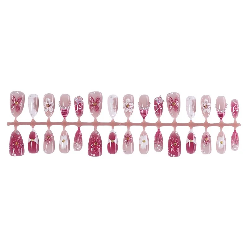 Kreatives Kunstnagelset mit floralen Akzenten und Glitzerverzierungen Karnz