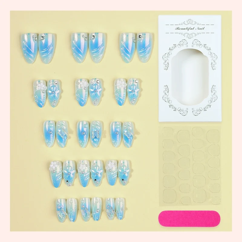 Kreatives Kunstnagelset mit floralen Akzenten und glitzernden Details Karnz