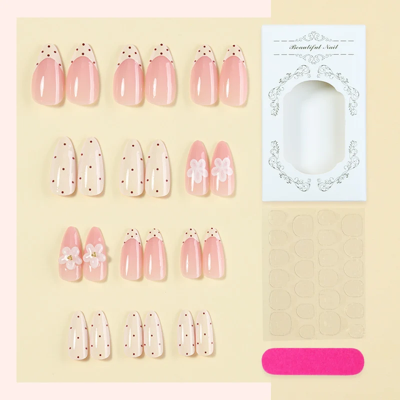 Kreatives Kunstnagelset mit floralen Akzenten und Glitzer Karnz