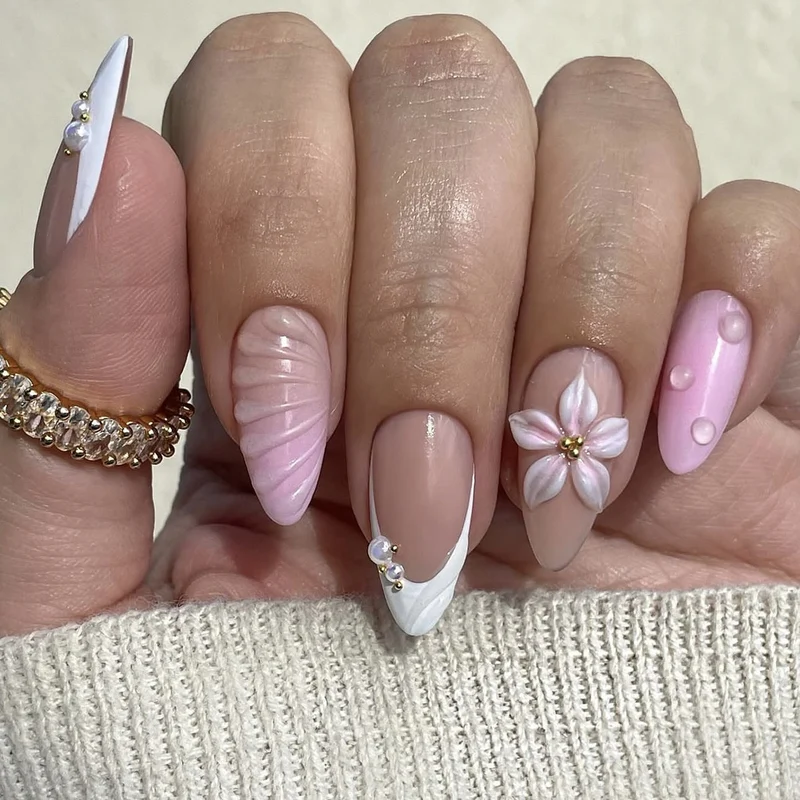 Kreatives Kunstnagelset mit floralem und schimmerndem Design Karnz
