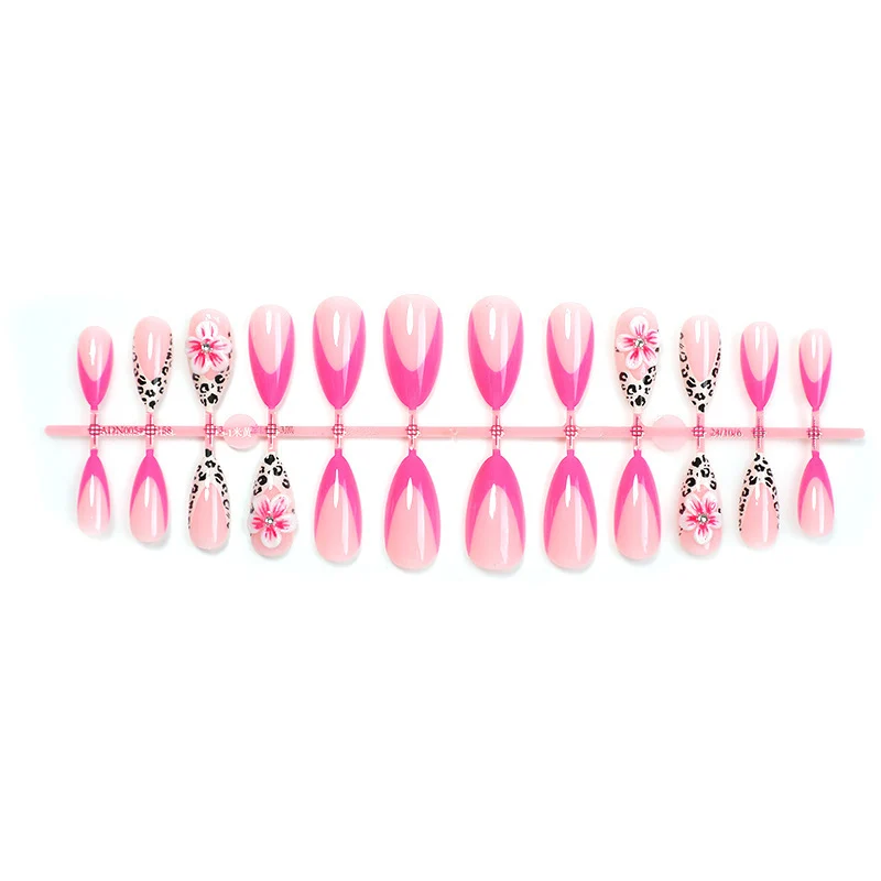 Kreatives Kunstnagelset mit floralem Leopardendesign Karnz