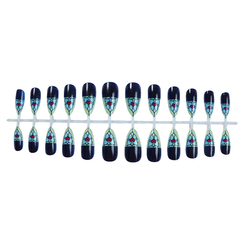 Kreatives Kunstnagelset mit floralem Glasmalerei-Design Karnz