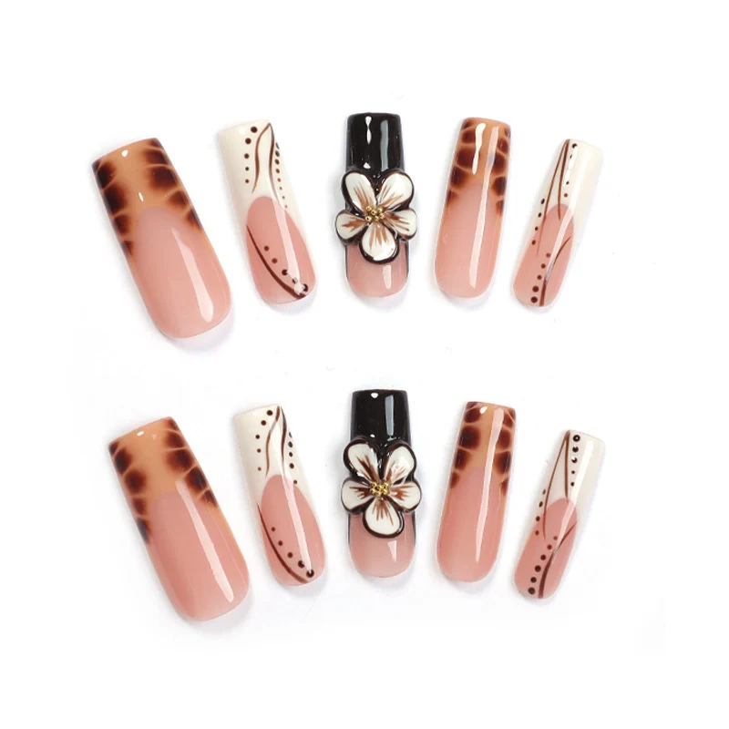 Kreatives Kunstnagelset mit filigranen Blumen- und Glitzerakzenten Karnz
