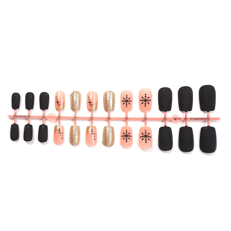 Kreatives Kunstnagelset mit festlichem Design Karnz