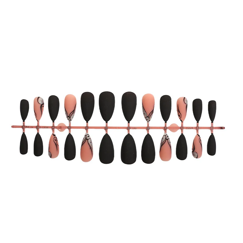 Kreatives Kunstnagelset mit exquisite marmorierten Designs und eleganten Akzenten Karnz