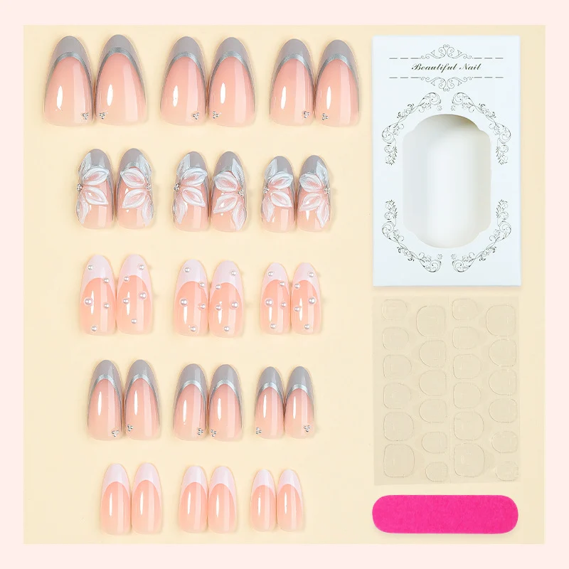 Kreatives Kunstnagelset mit eleganten Schmuckakzenten Karnz