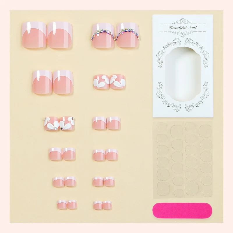 Kreatives Kunstnagelset mit eleganten Blumen-Designs und Glitzerakzenten Karnz