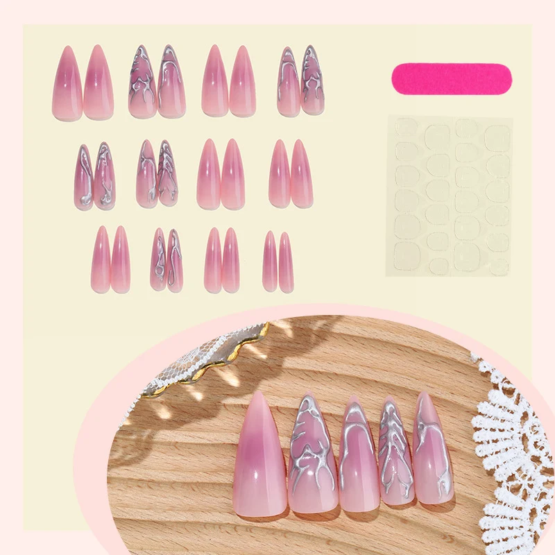 Kreatives Kunstnagelset mit elegantem Farbverlauf und marmorierten Details Karnz