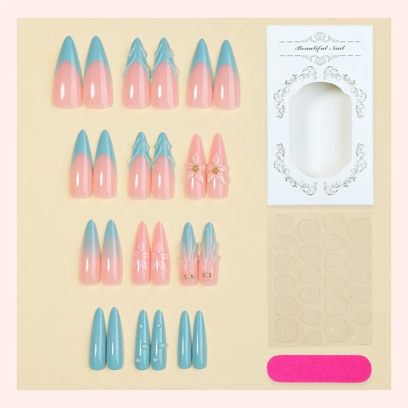 Kreatives Kunstnagelset mit blühenden Akzenten und eleganten Designs Karnz