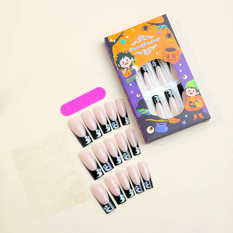 Kreatives Halloween Kunstnagelset mit gruseligen Geisterdesigns und Glitzer Karnz