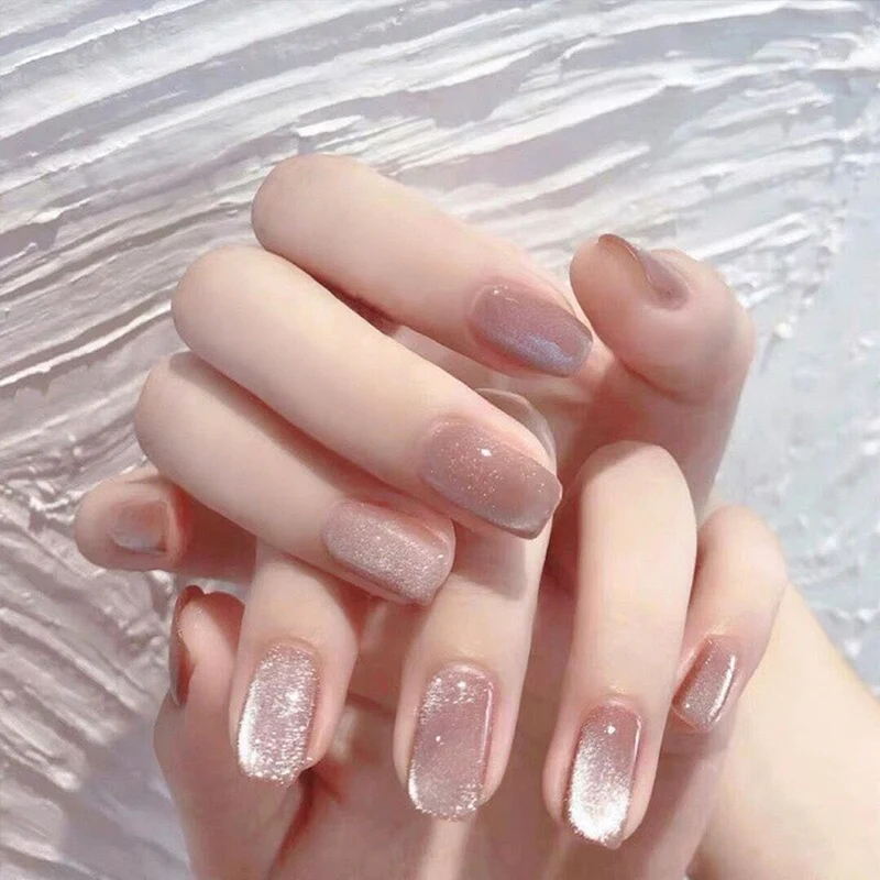 Glamouröses Kunstnagelset mit Glitzer- und Ombre-Effekt Karnz