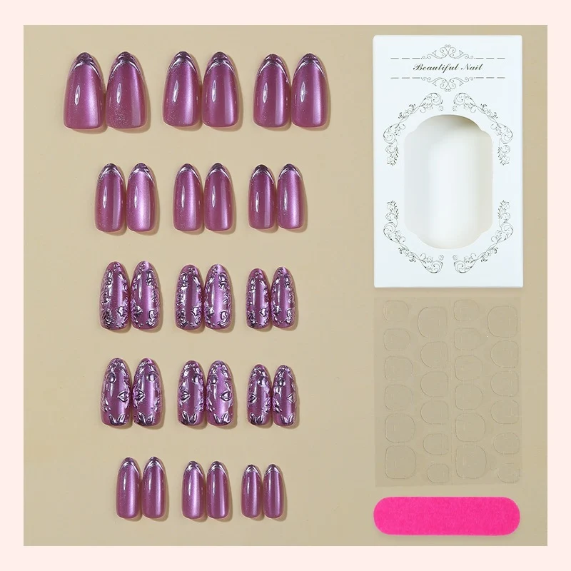 Elegantes Kunstnagelset mit schimmernden Akzenten und dekorativen Designs Karnz