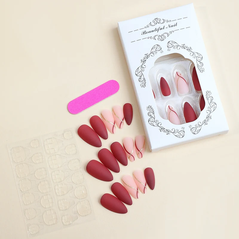 Elegantes Kunstnagelset mit mattem Finish und glamourösen Akzenten Karnz