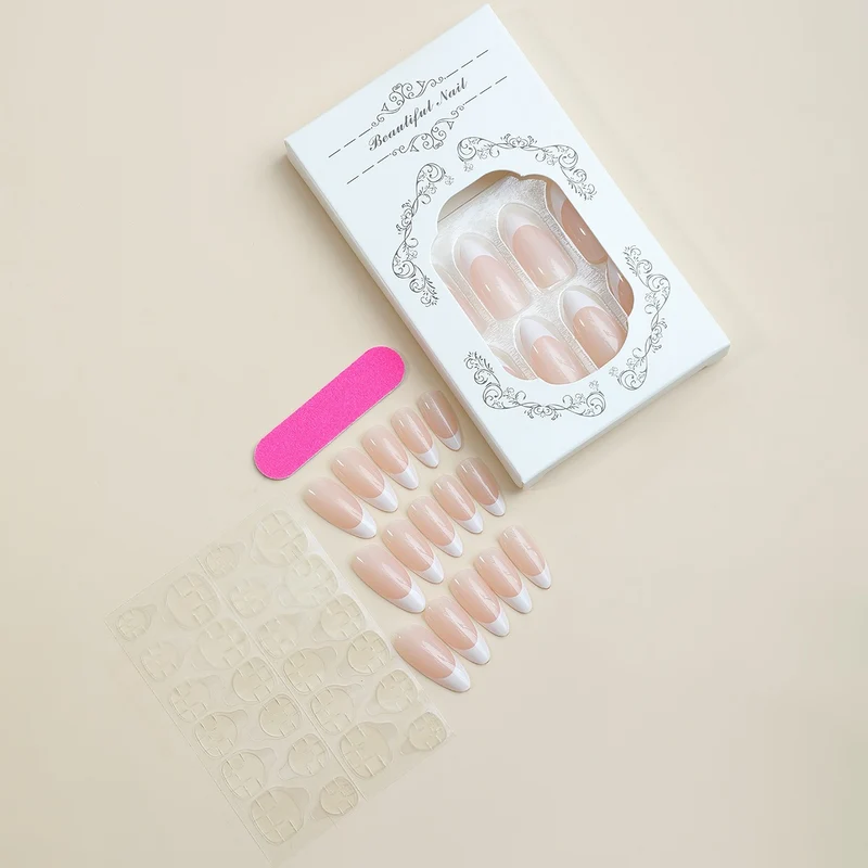 Elegantes Kunstnagelset mit klassischen French-Tips Karnz