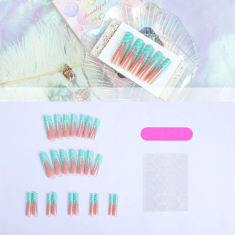 Elegantes Kunstnagel-Set mit Glitzerakzenten Karnz