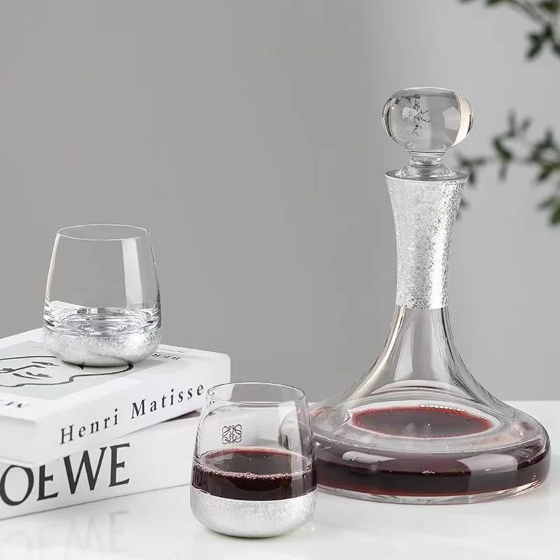 Elegantly gestaltetes Glaskaraffen-Set