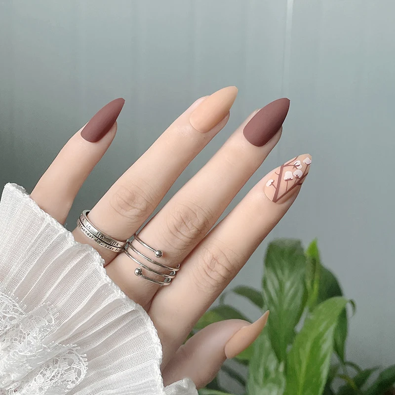 Stylische matte Stiletto Press-On Nägel Karnz
