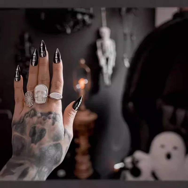 Gothic Skull-Design Stiletto Press-On Nägel Karnz