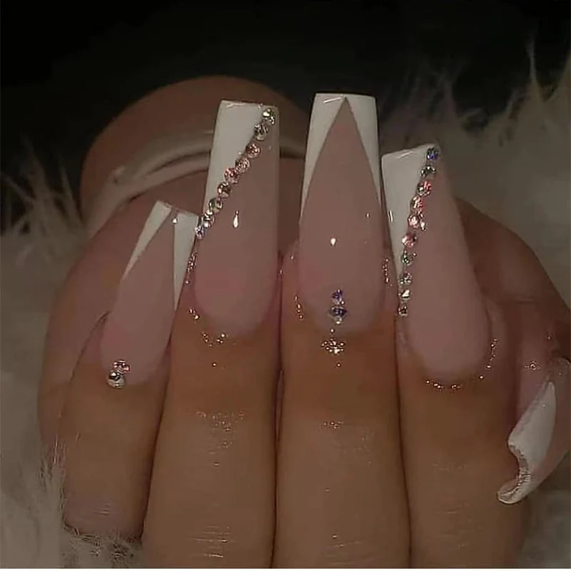 Glamouröse Stiletto-Nagelerweiterungen mit Strass-Akzenten Karnz