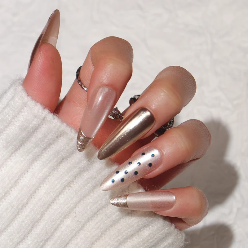 Glamouröse Stiletto-Nagelerweiterungen Karnz