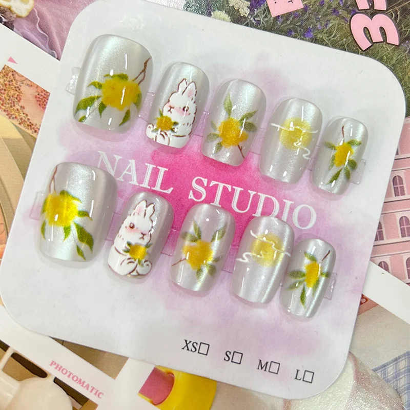 Kunstvolle Nagelspitzen mit fröhlichen Fruchtmotiven Karnz