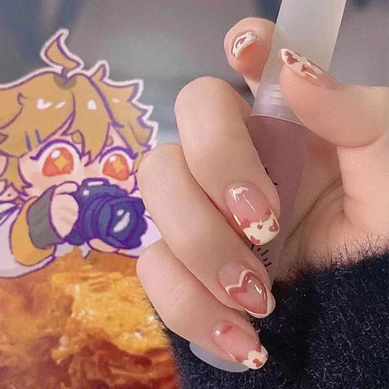 Kunstvolle Nagelkunst mit Herz-Design Karnz