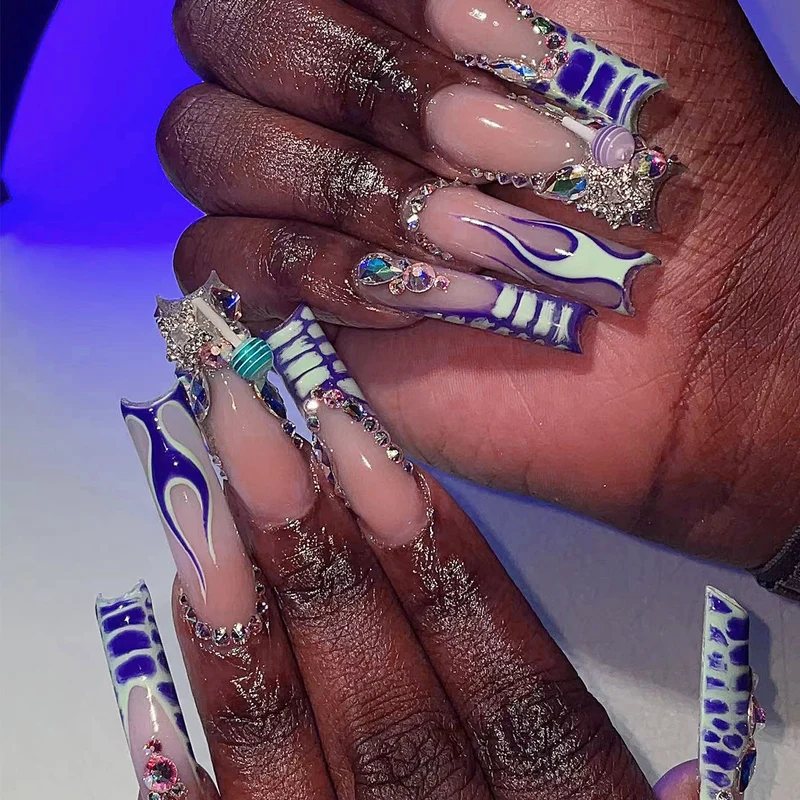 Kunstvolle Long Nails Karnz