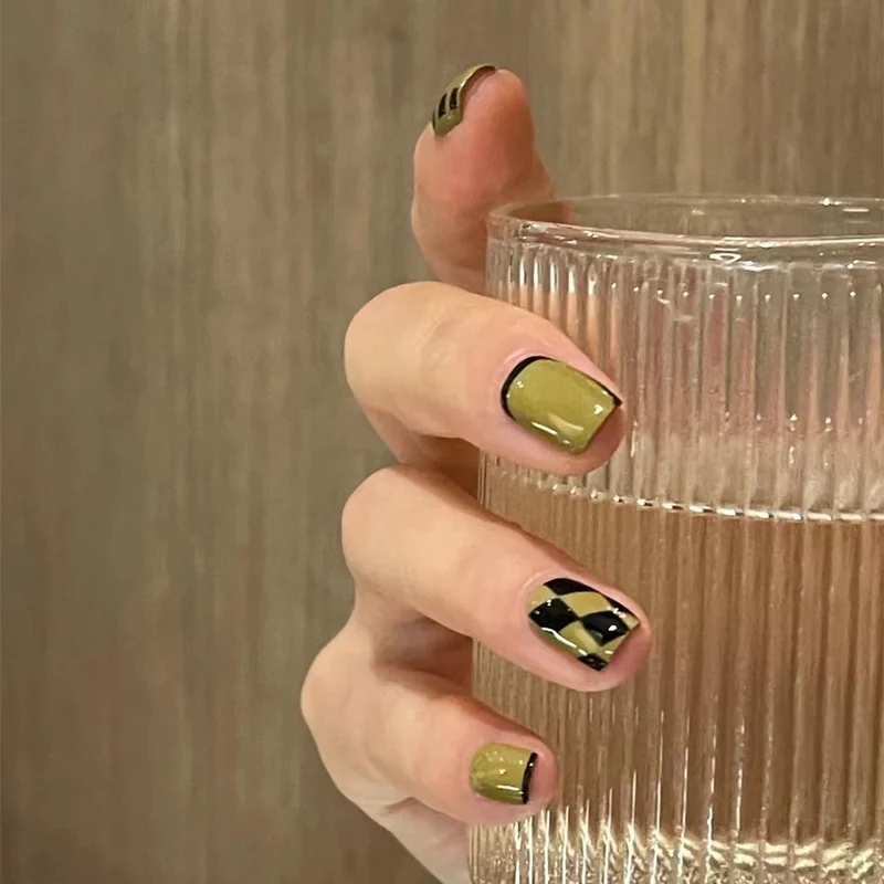 Kreative Nagelkunst mit geometrischen Mustern Karnz