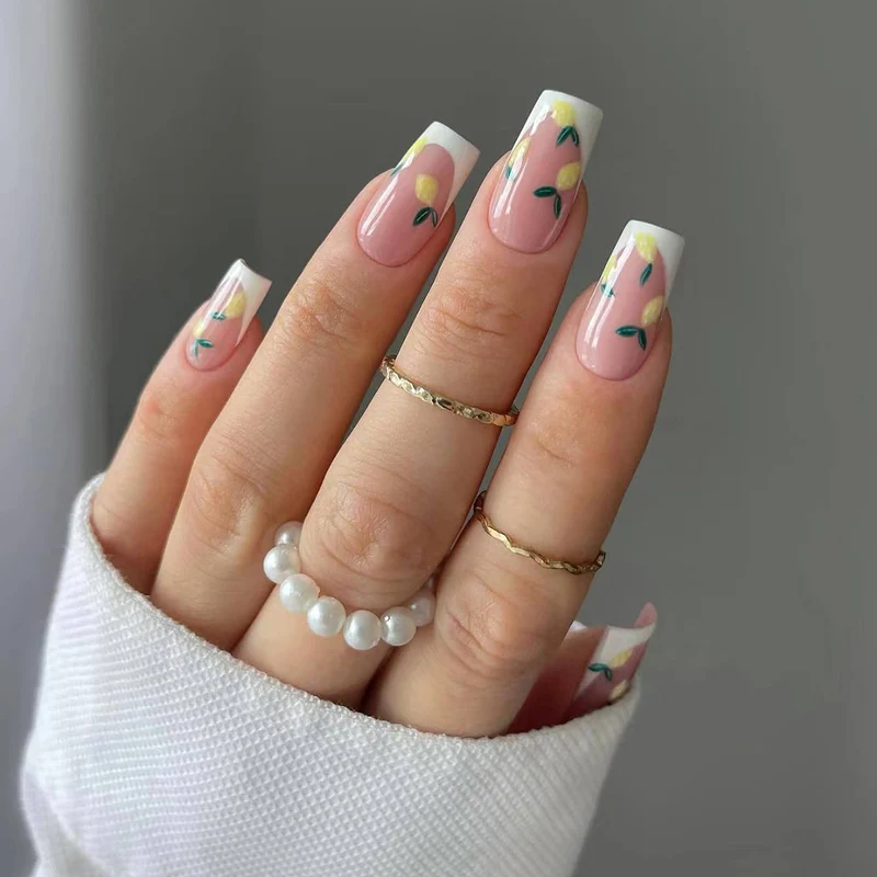 Kreative Kunstnägel mit floralen Motiven Karnz