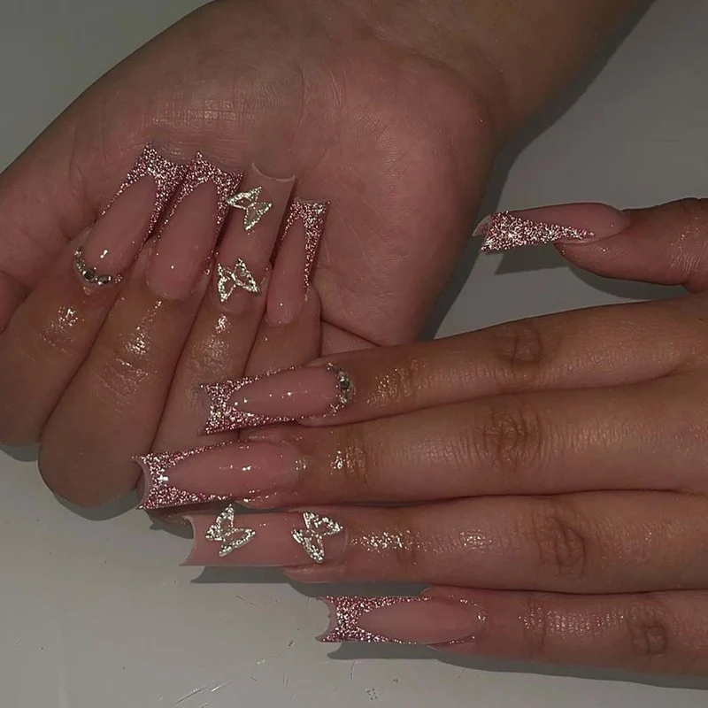 Glamouröse Stiletto Kunstnägel mit Glitzer- und Kristallelementen Karnz