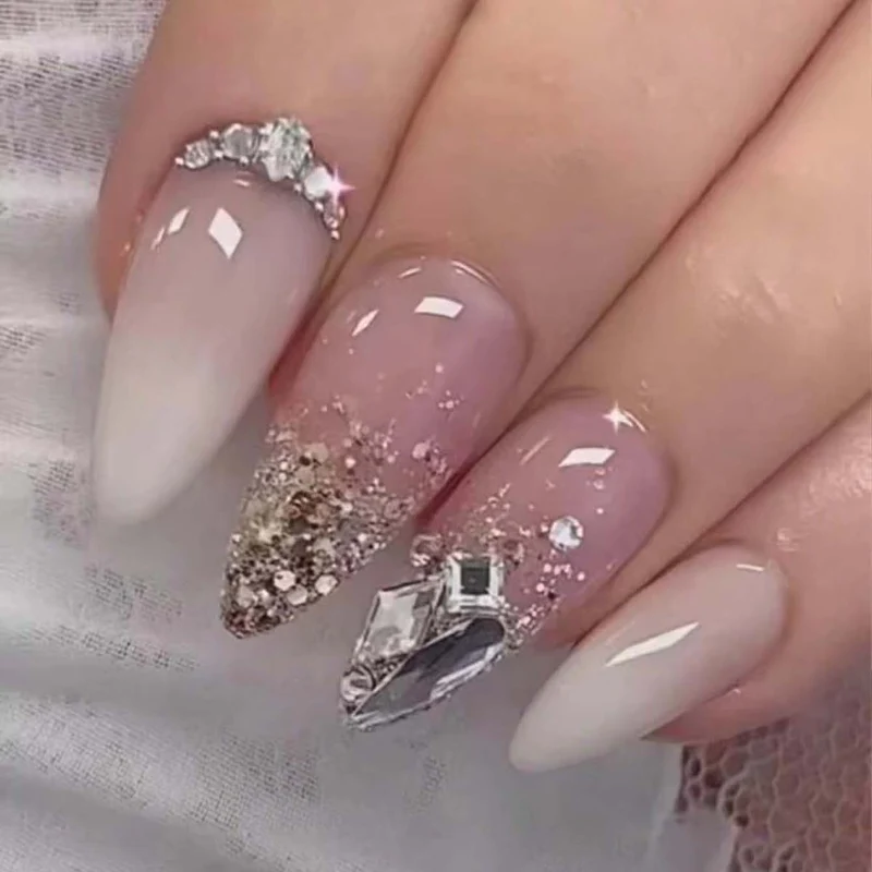 Glamouröse Stiletto Kunstnägel mit Glitzer-Details Karnz