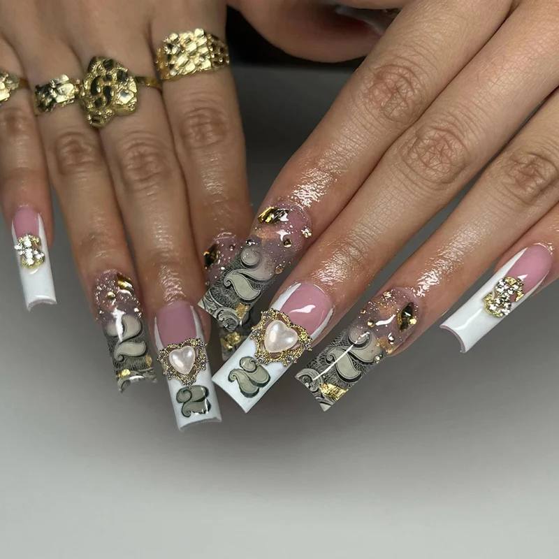 Glamouröse Nagelverzierung Karnz