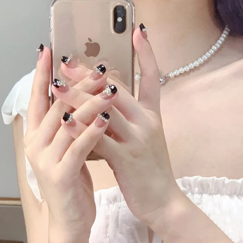 Glamouröse Nagelkunst mit Strass-Verzierungen Karnz