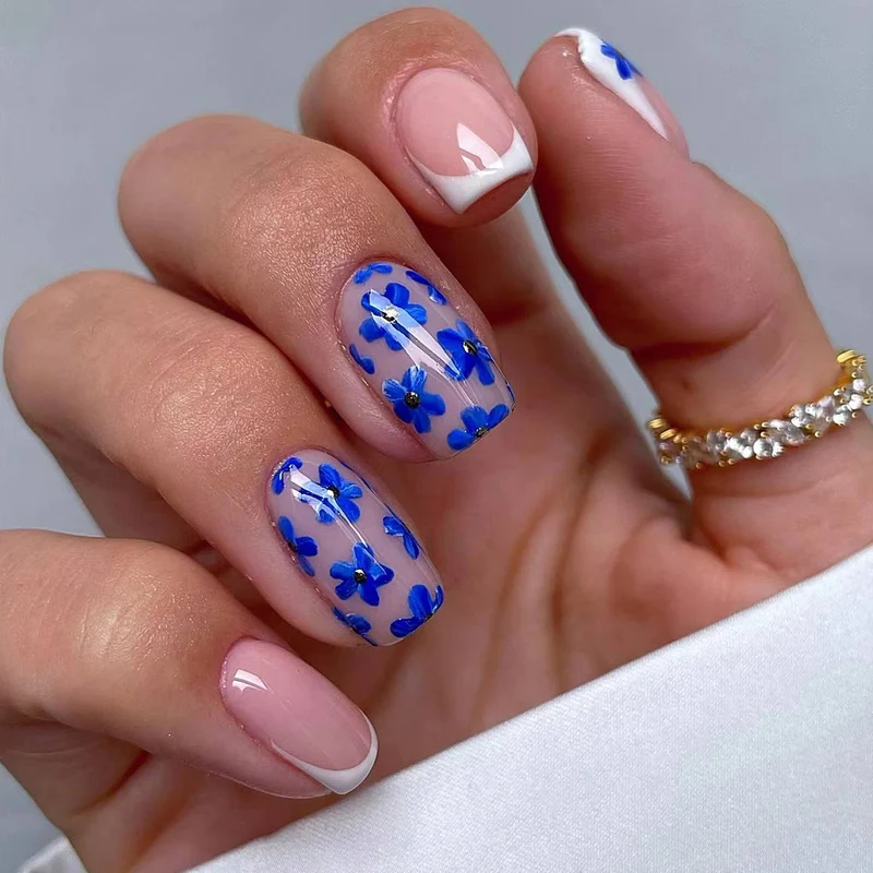 Exquisites Nageldesign mit blumigen Akzenten Karnz