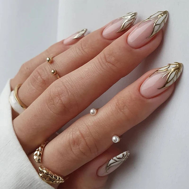 Exquisite Nagelkunst mit Blattverzierungen Karnz