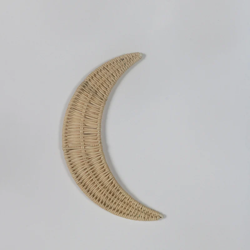Wanddekoration aus handgewebtem Rattan im Monddesign Karnz